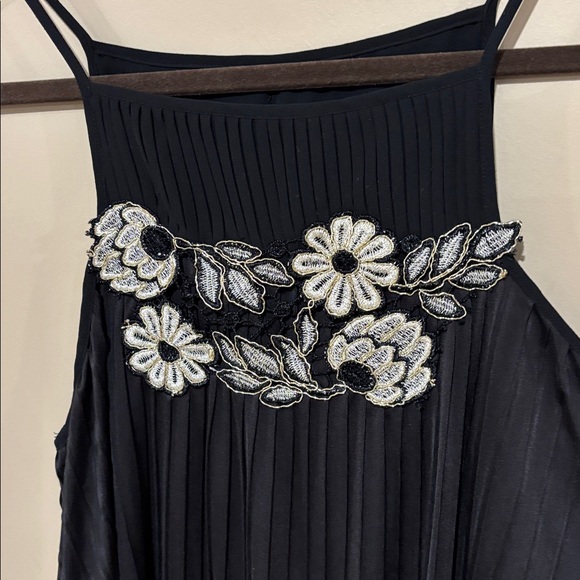 Anthropologie pleated black embroidered tank - Picture 2 of 5